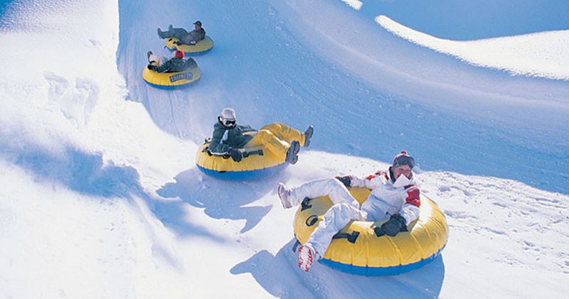 Slidinėjimas su <br/><em>snow tubing</em>